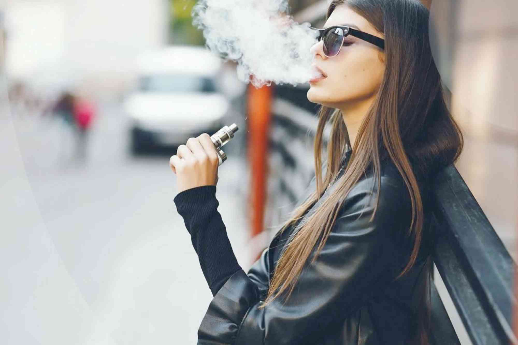 Women Vaping UAE